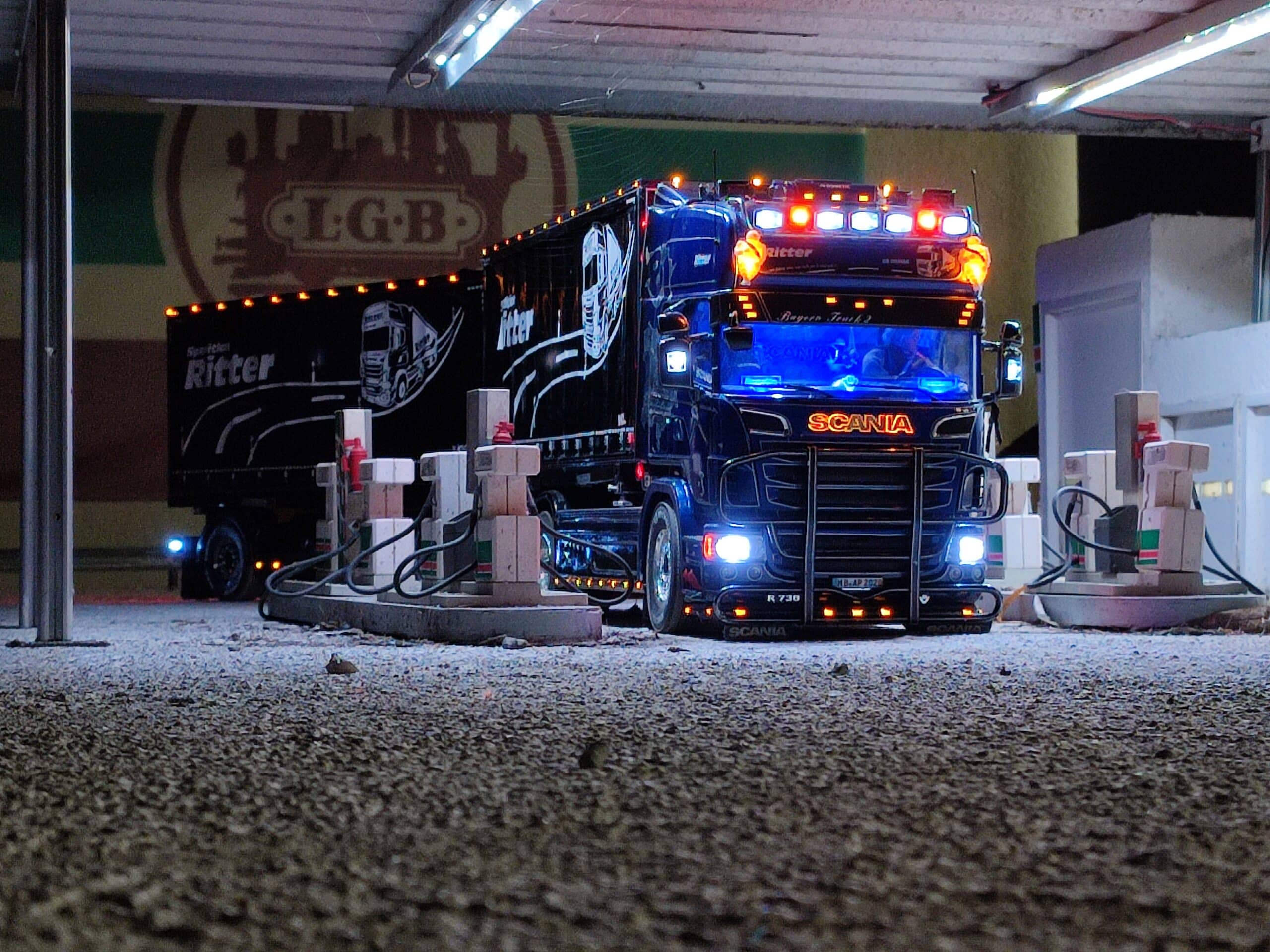 Faszination Modellbau Internationale Leitmesse für Modellbahnen und Modellbau Bild Truck Nachtfahren FN 2022 03 scaled